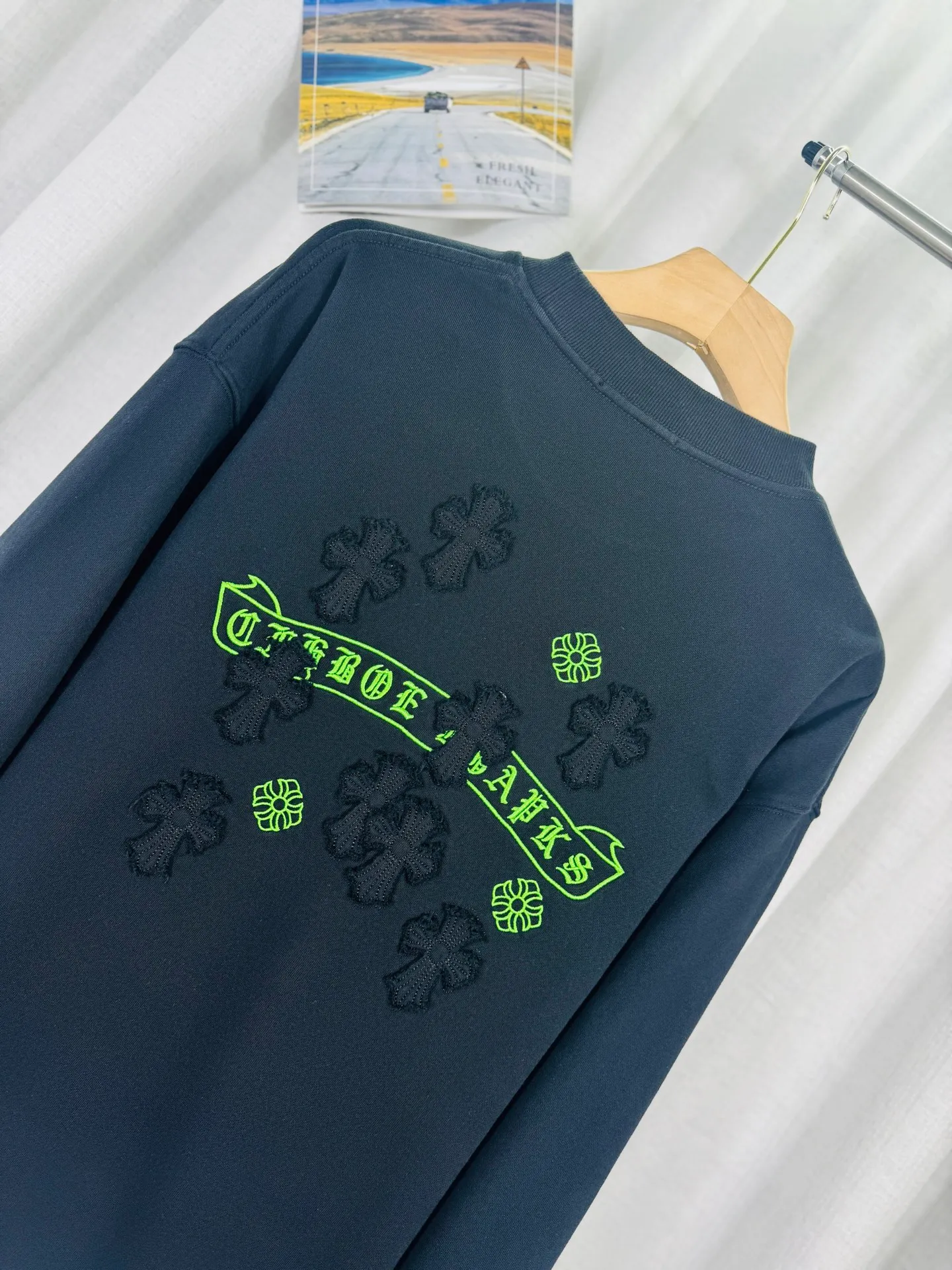 P260 top version, real shot without P, ​​different from market currency) 𝗖𝗵𝗿𝗼𝗺𝗲 𝗛𝗲𝗮𝗿𝘁𝘀/Cro Heart 2025 washed patch embroidery autumn and winter new original single counter American laser burnt 3D three-dimensional color embroidered couple casual sweatshirt 👑The highest version! Customized fabric 430g tripe terry fabric! American acid-washed and distressed original fabric laser burnt ✟appliqué embroidery and exquisite embroidery of letters! The best-selling model in the counter, very comfortable to wear. Accessories: original molded and authenticated collar label➕100% silk wash label. Genuine purchase-grade original hangtag➕matching hanging rope➕3D hanging beads➕original packaging bag. Craftsmanship: The original version has consistent wiring! The highest version of the armhole matching technique! Color: White Black Size: S M L XL Style Number: 25-357
